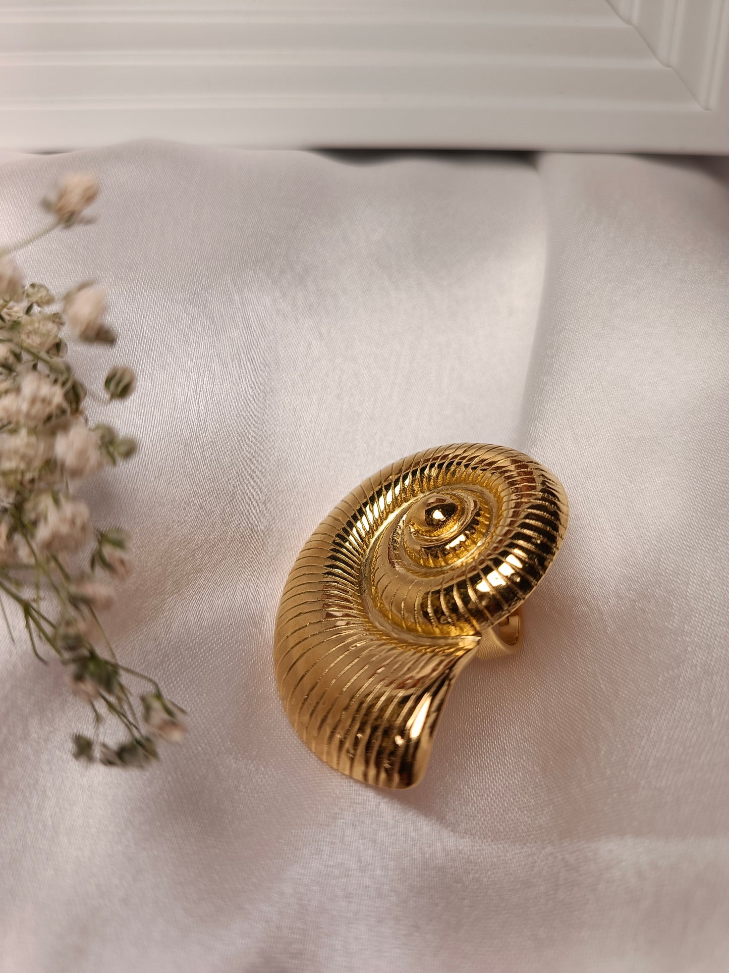 Anti tarnish Sculptural Golden Nautilus Shell Clip anti tarnish ring