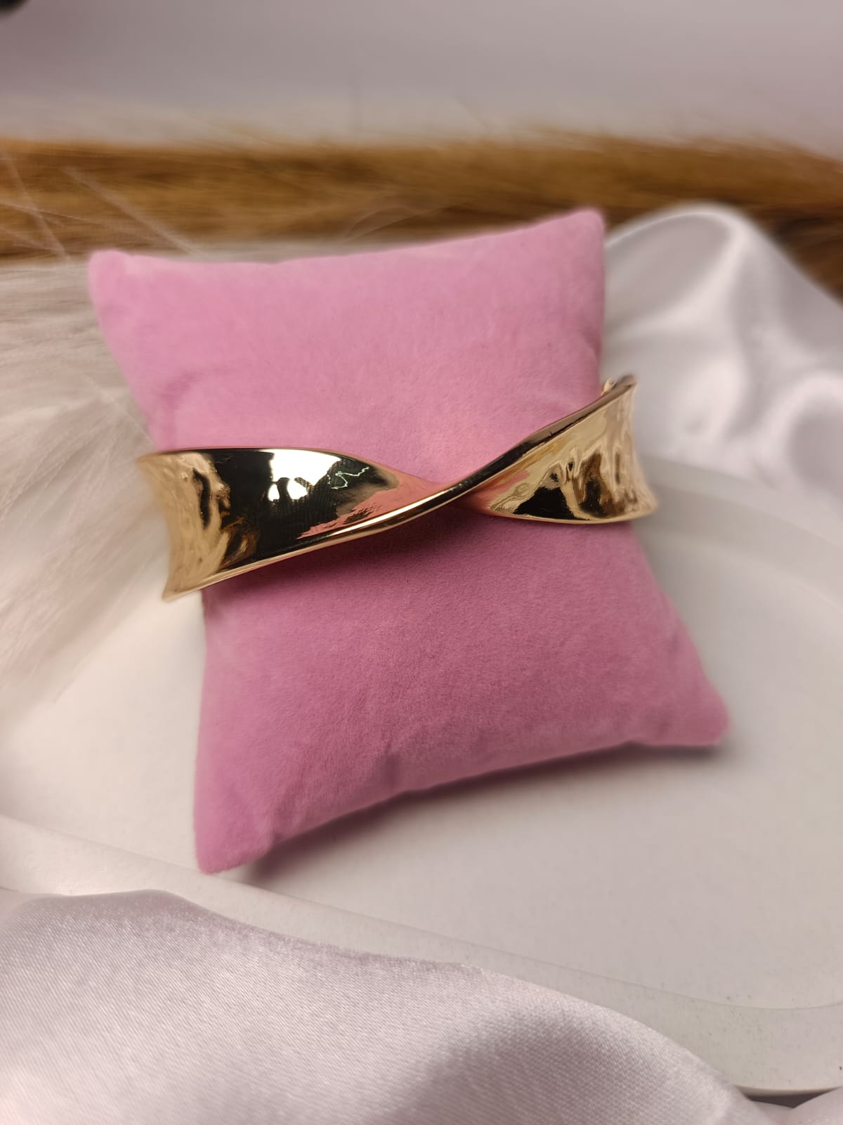 Chic Gold Cuff Openable Bracelet with Hammered Finish