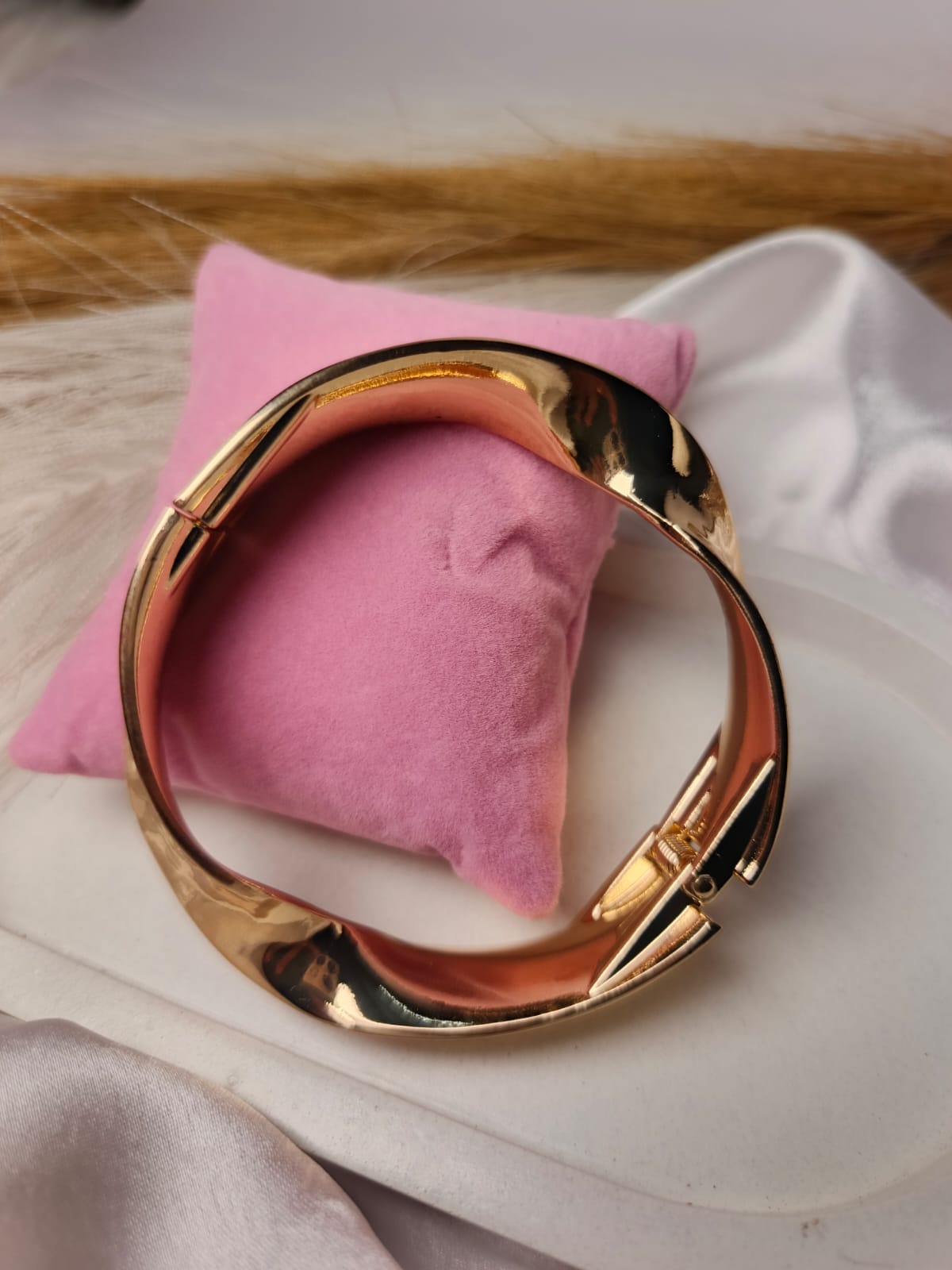 Chic Gold Cuff Openable Bracelet with Hammered Finish