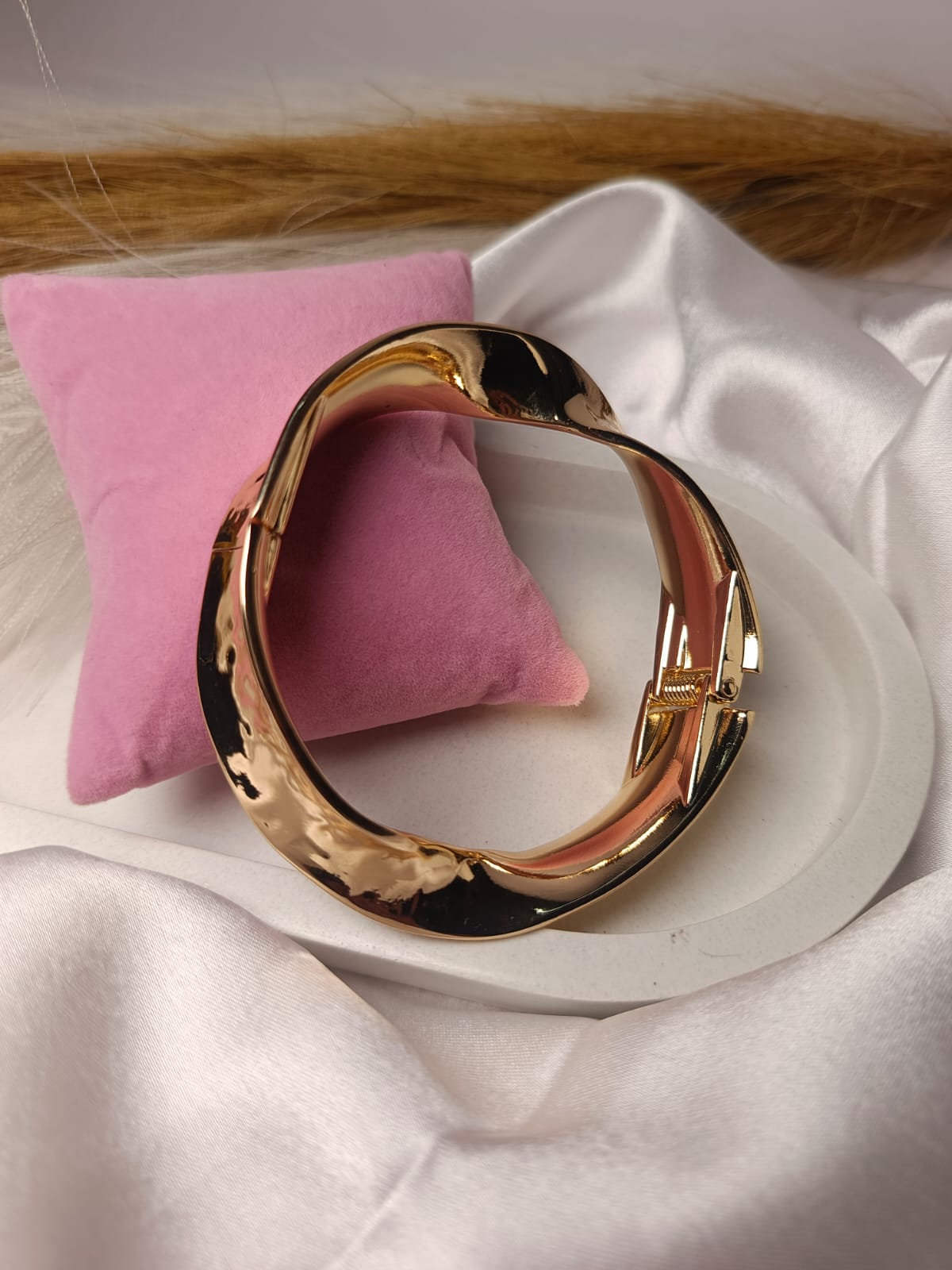 Chic Gold Cuff Openable Bracelet with Hammered Finish