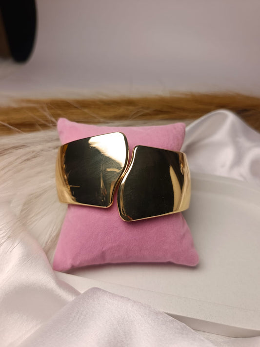 Chic Crossover Gold Openable Bangle