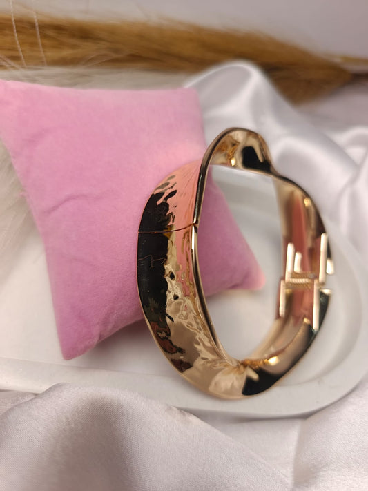 Chic Gold Cuff Openable  Bracelet with Hammered Finish