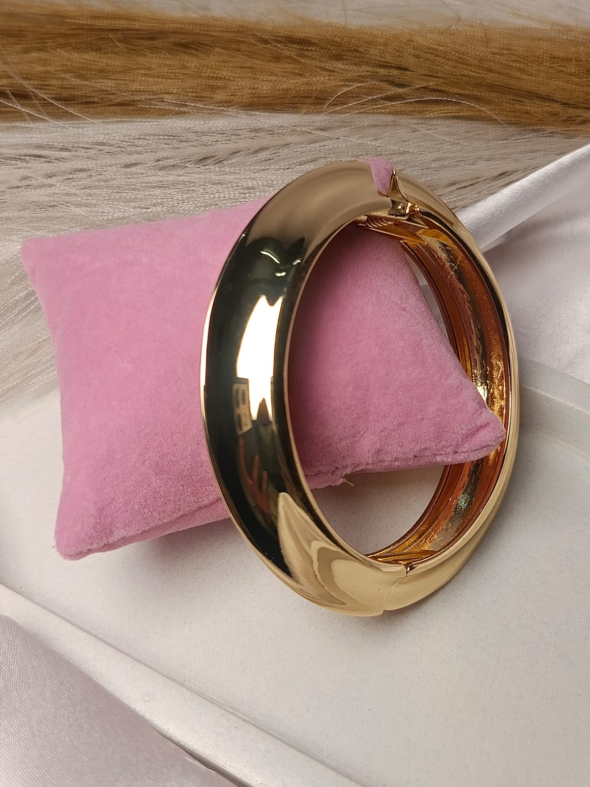 Chunky Gold Hoop openable bracelet