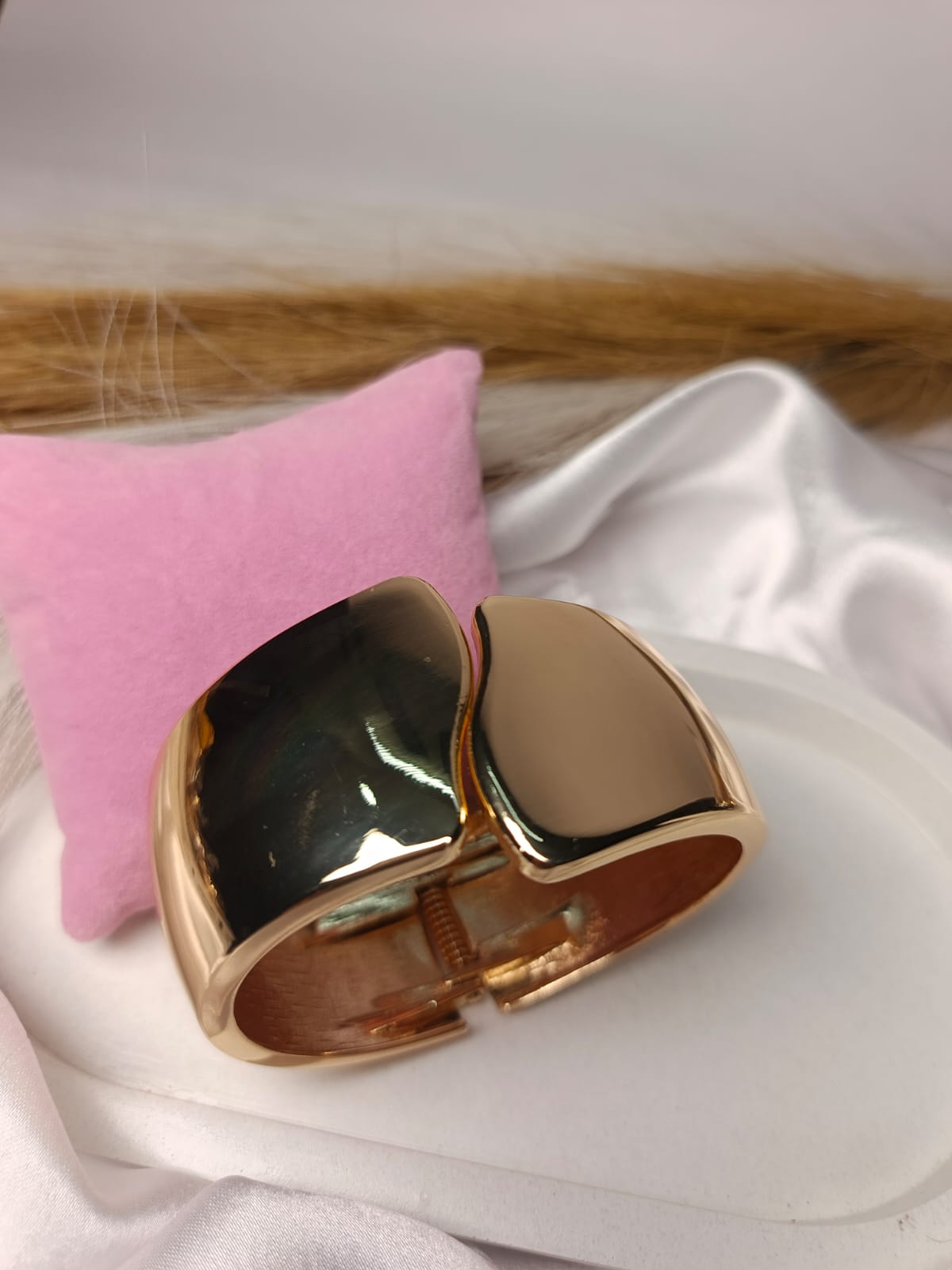 Chic Crossover Gold Openable Bangle