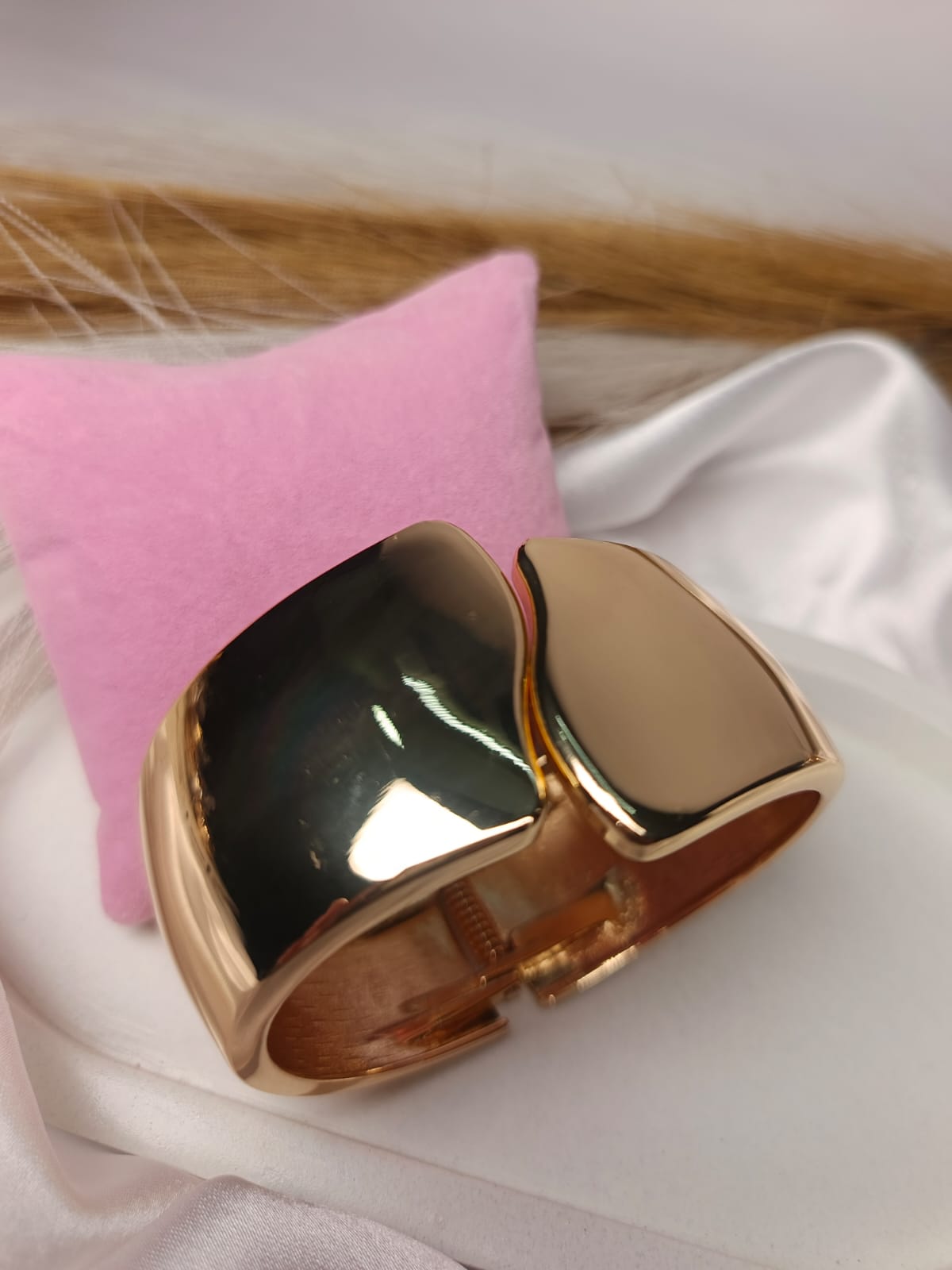 Chic Crossover Gold Openable Bangle